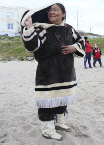 Rosie dans ses vêtements traditionnels inuits.