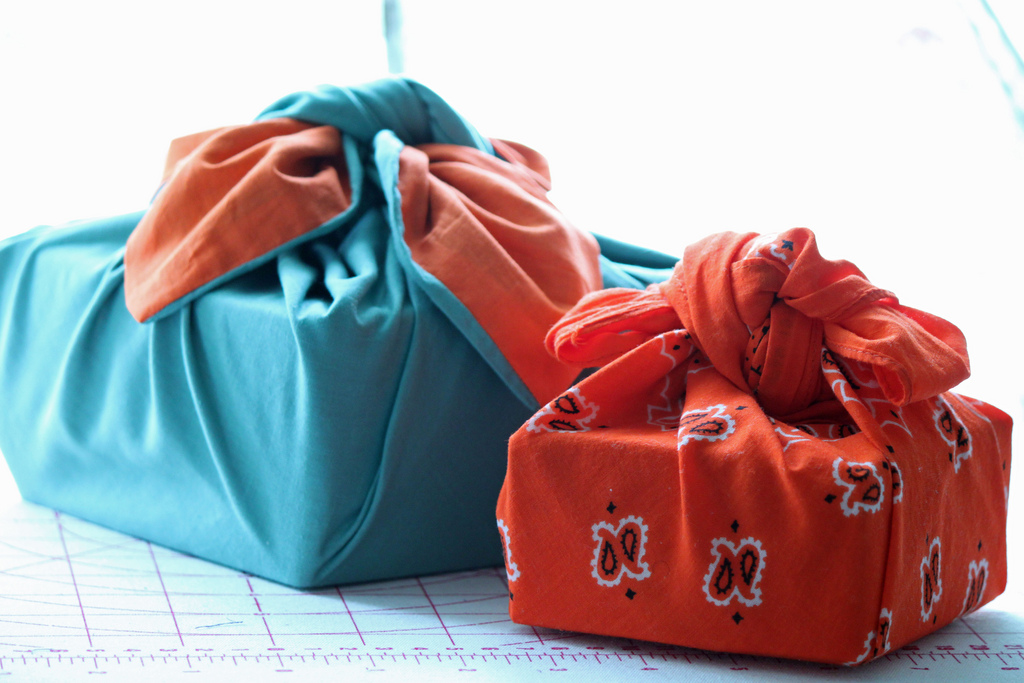 Utilisez des papiers cadeaux dont vous savez qu'ils peuvent être réutilisés ou recyclés, essayez d'utiliser du tissu cette année et pratiquez l'art japonais du Furoshiki.