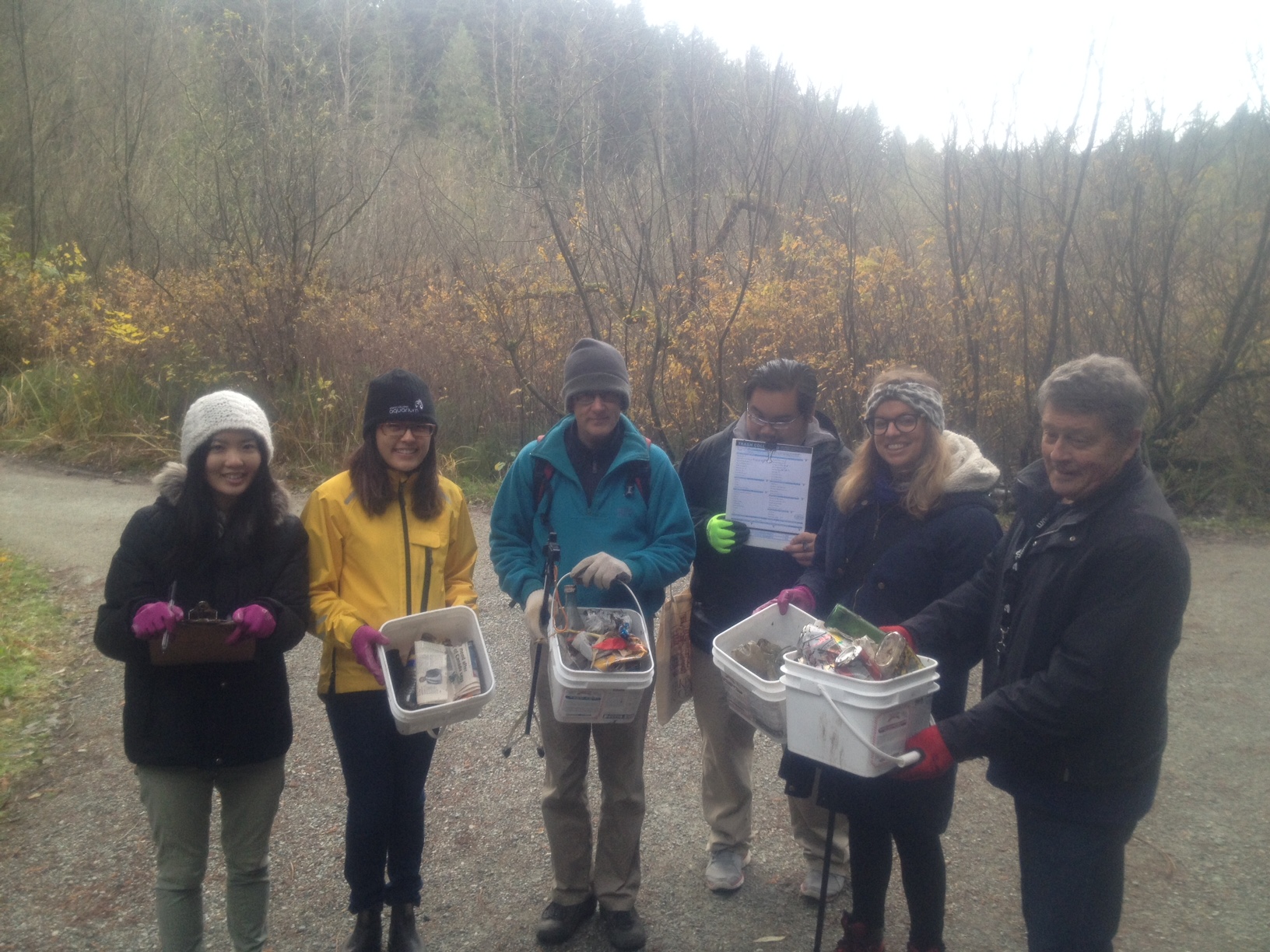 Les bénévoles de Shoreline Cleanup et moi passons une heure à nettoyer notre lac local.