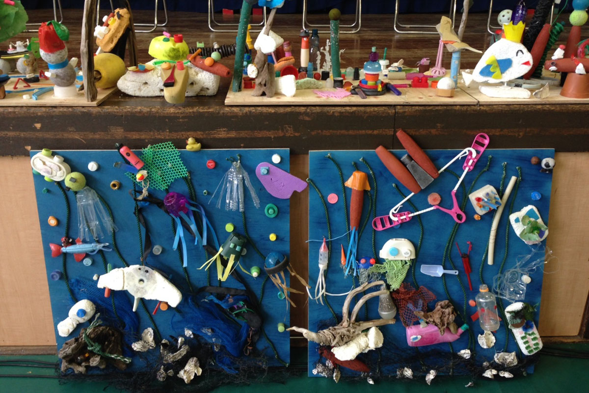 Œuvre d'art sur les débris marins créée par des élèves d'une école locale après le nettoyage au Japon.