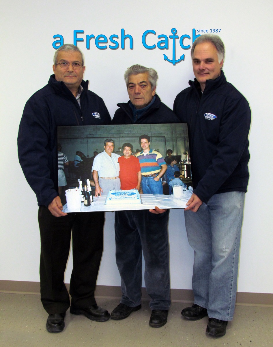 Les cofondateurs de Seacore, Gerry Battaglia, Tony Cristoforo et Joe Nestico, célèbrent leur 25e anniversaire. Les produits de la mer durables ont parcouru un long chemin depuis leur création en 1987, date à laquelle la photo qu'ils tiennent a été prise. Crédit : Seacore Seafood Inc.