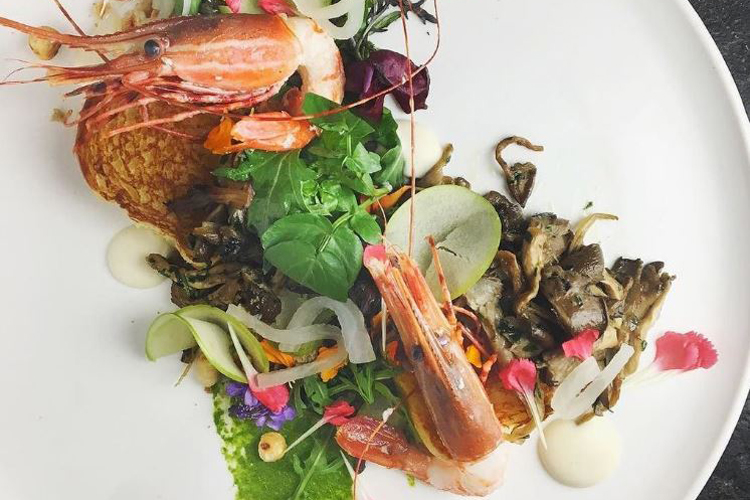 Plat de crevettes de saison du chef Ned Bell au YEW seafood + bar. Crédit photo : Four Seasons Vancouver
