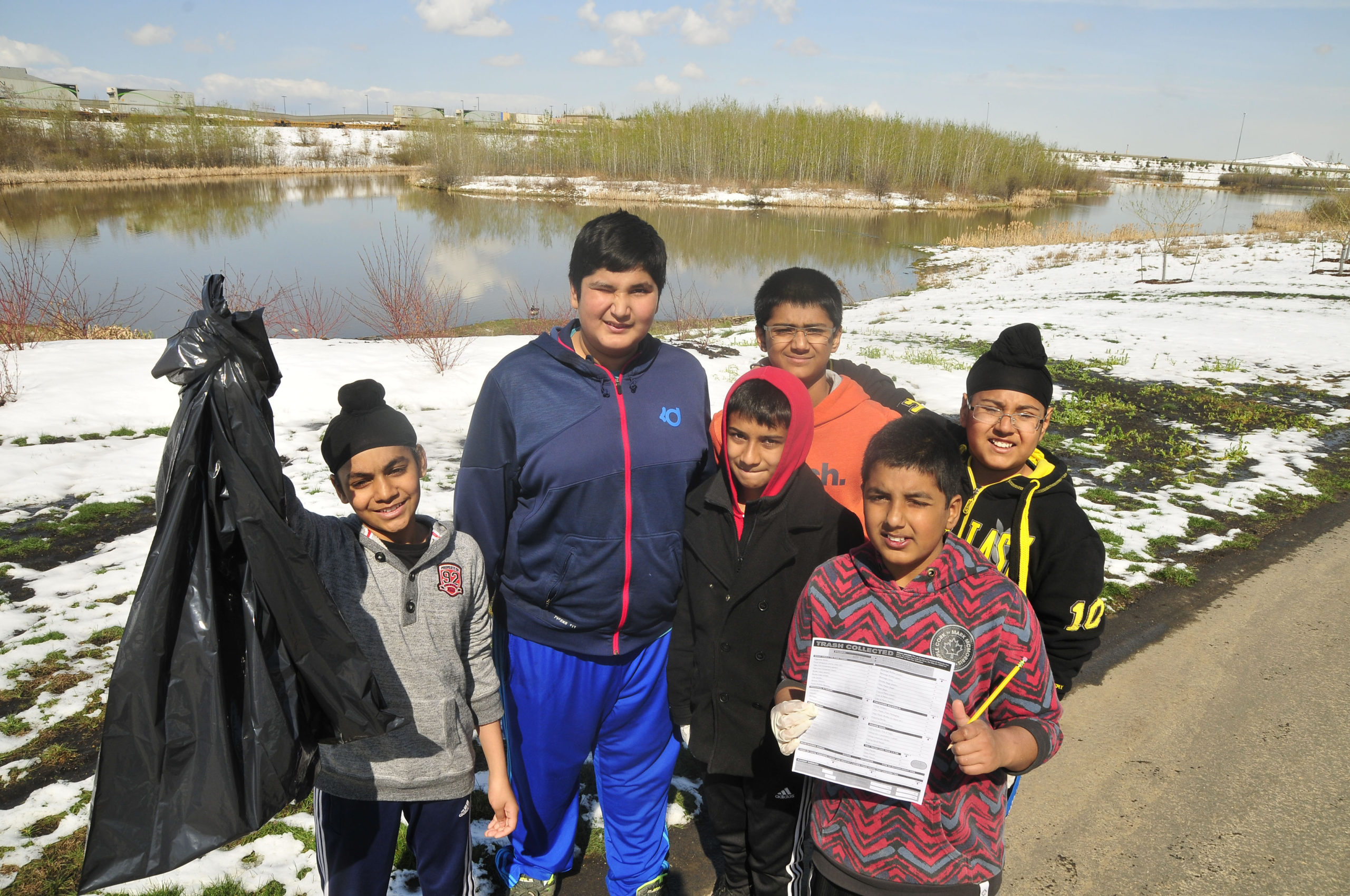 Des élèves participent au nettoyage de leur propre cour d'école à Fulton Creek, Edmonton.