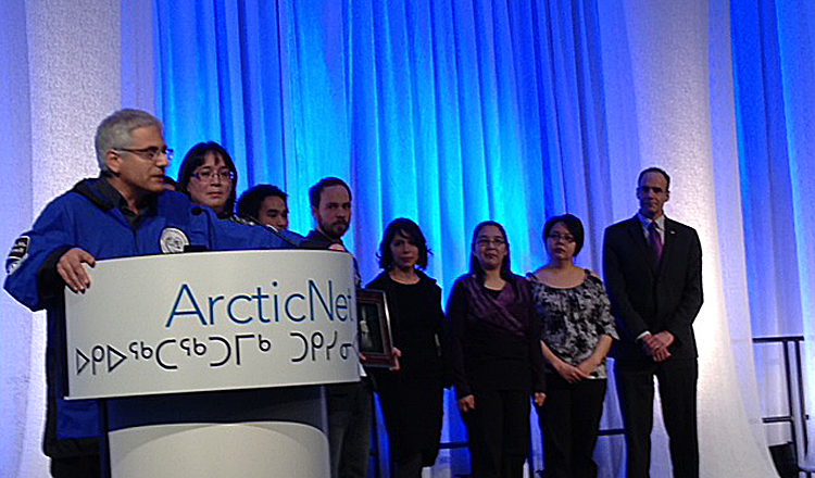 L'équipe d'Ikaarvik reçoit le prix Arctic Inspiration le 11 décembre 2013 lors de la réunion annuelle d'ArcticNet à Halifax, en Nouvelle-Écosse.