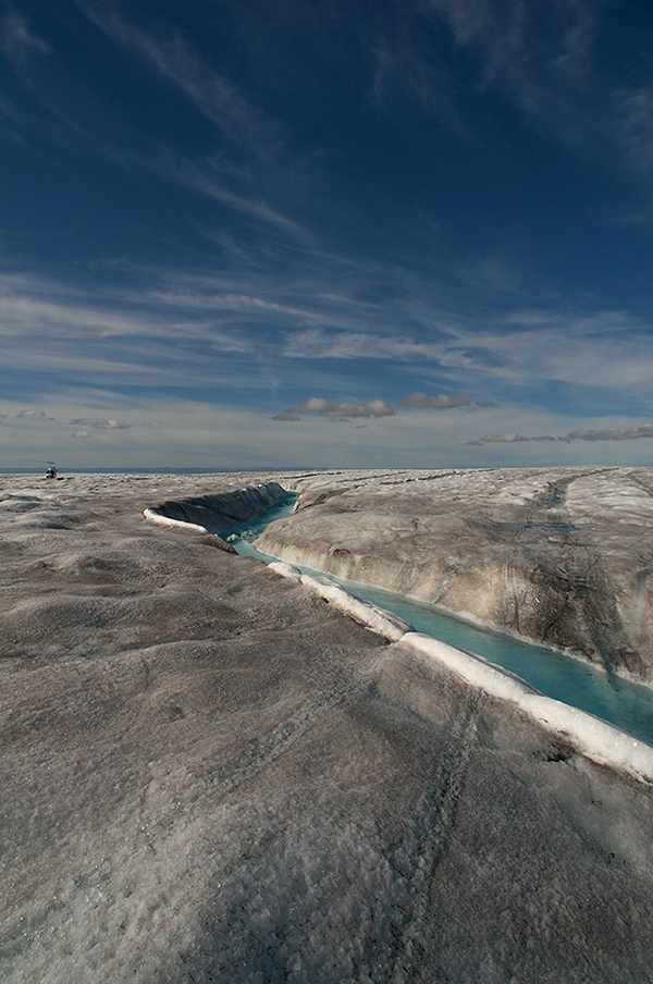 Rivière d'eau de fonte des glaciers