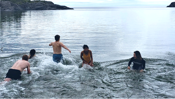 Cinq participant(e)s Portail Océan nageant dans les eaux froides du lac Supérieur.