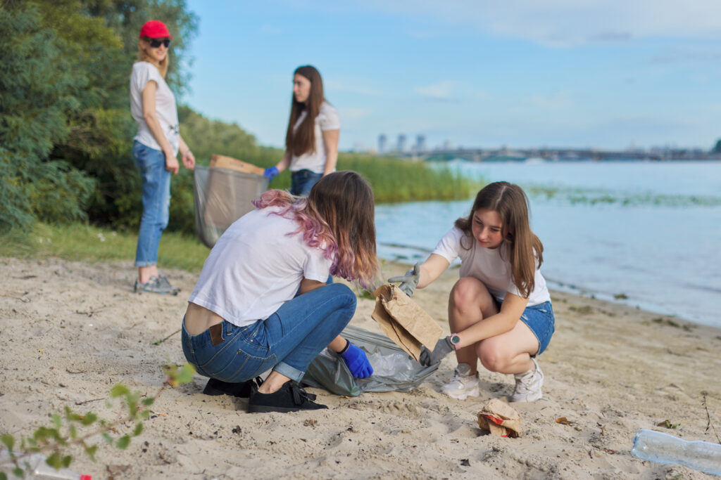 Deux jeunes filles participant à un nettoyage des rivages d'Ocean Wise